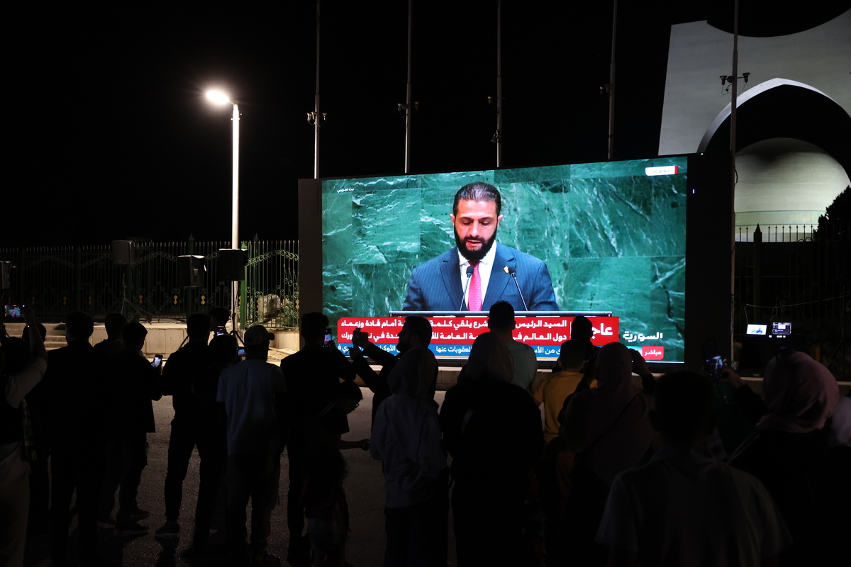 يظهر الرئيس السوري أحمد الشارا على شاشة عملاقة بينما يتجمع الناس في ميدان أماياد للاحتفال بعد خطاب أحمد الشارا في الجمعية العامة للأمم المتحدة ، في دمشق ، سوريا ، في 24 سبتمبر ، 2025.