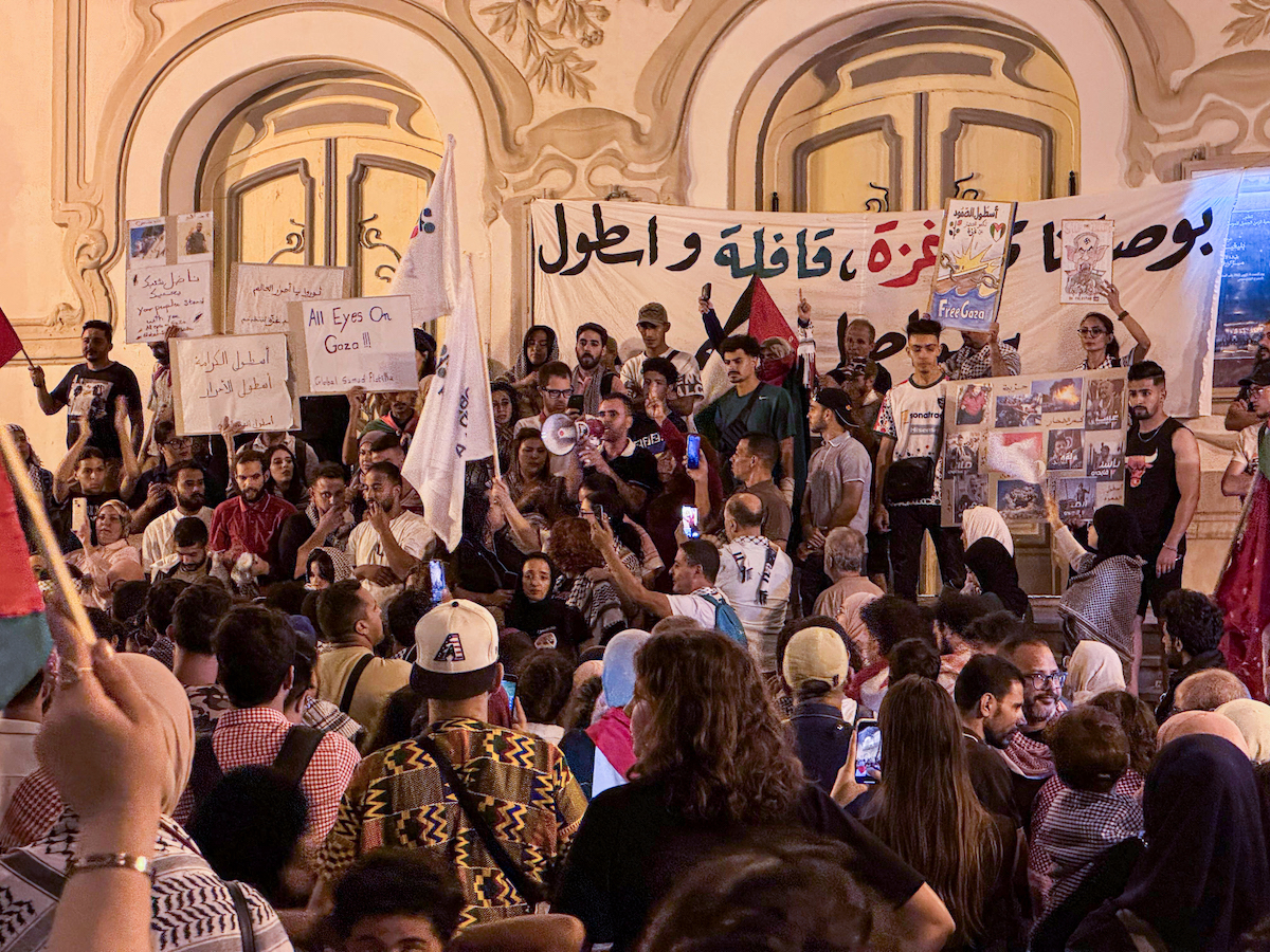 يتجمع مئات الأشخاص أمام المسرح البلدي للاحتجاج على هجمات الطائرات بدون طيار التي تستهدف أسطول سومود العالمي ، الذي أبحر لكسر الحصار الإسرائيلية في غزة ، في تونس ، تونس في 25 سبتمبر 2025.