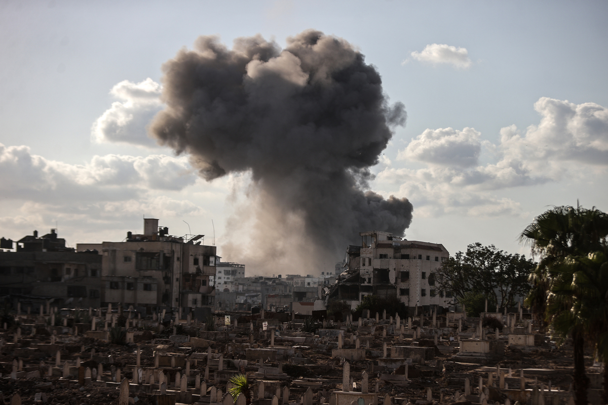 يرتفع الدخان بين المباني السكنية بعد الهجمات الإسرائيلية على مدينة غزة ، غزة في 25 سبتمبر 2025. (علي جاد الله - وكالة Anadolu)