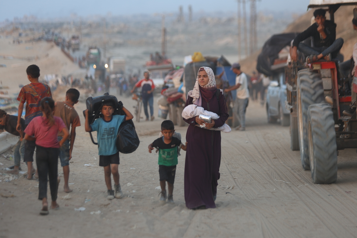 يستمر الفلسطينيون ، الذين يحملون ممتلكاتهم بالمركبة ، في الفرار باتجاه جنوب غزة عبر شارع الرشيد بعد هجمات إسرائيلية مكثفة وأوامر الإخلاء في غزة الشمالية في 24 سبتمبر 2025 (أحمد جهاد إبراهيم العربي-وكالة Anadolu)