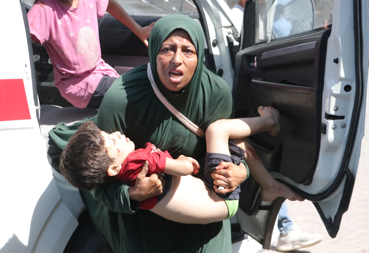 تحمل امرأة طفلًا مصابًا بين ذراعيها حيث يتم إحضار الفلسطينيين المصابين ، بمن فيهم الأطفال ، إلى مستشفى العودا لتلقي العلاج الطبي بعد الهجمات الإسرائيلية على الخيام الفلسطينية النازحة غرب معسكر Nusirat للاجئين في مدينة غزة ، غزة في 26 سبتمبر ، 2025.