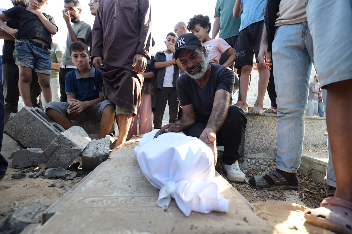 الحداد الفلسطينيين من قبل جثث أولئك الذين قتلوا في هجوم إسرائيلي على منزل عائلة بكر في معسكر الشاتي ، مدعيا 7 أرواح ، في مدينة غزة ، غزة في 27 سبتمبر 2025. (وكالة Khames Alrefi - Anadolu)