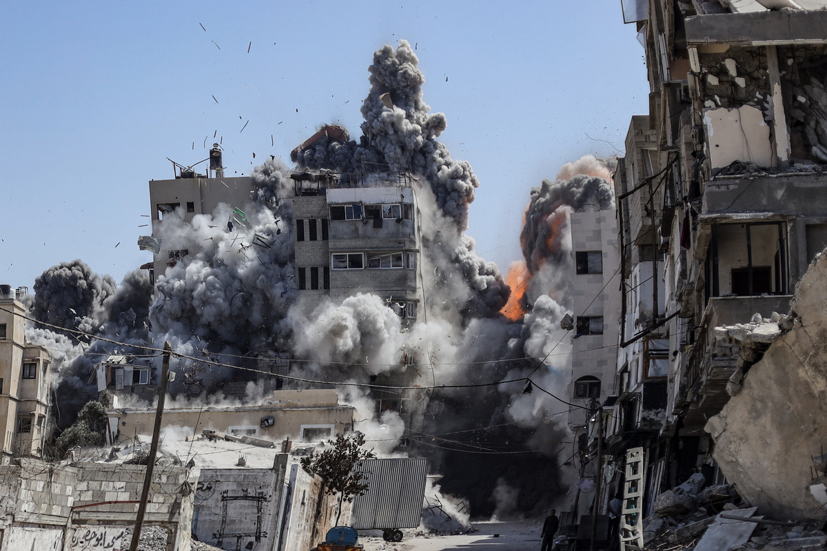 يرتفع الدخان من المنطقة التي تستهدفها القوات الإسرائيلية في مدينة غزة ، غزة في 27 سبتمبر 2025. (وكالة Khames Alrefi - Anadolu)