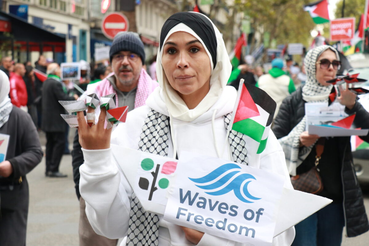 ولوح المئات من المتظاهرين الأعلام الفلسطينية وعقدوا علامات تدعو إلى مقاطعة إسرائيل خلال مسيرة نظمتها جماعية أوروبا في باريس ، فرنسا في 27 سبتمبر 2025.
