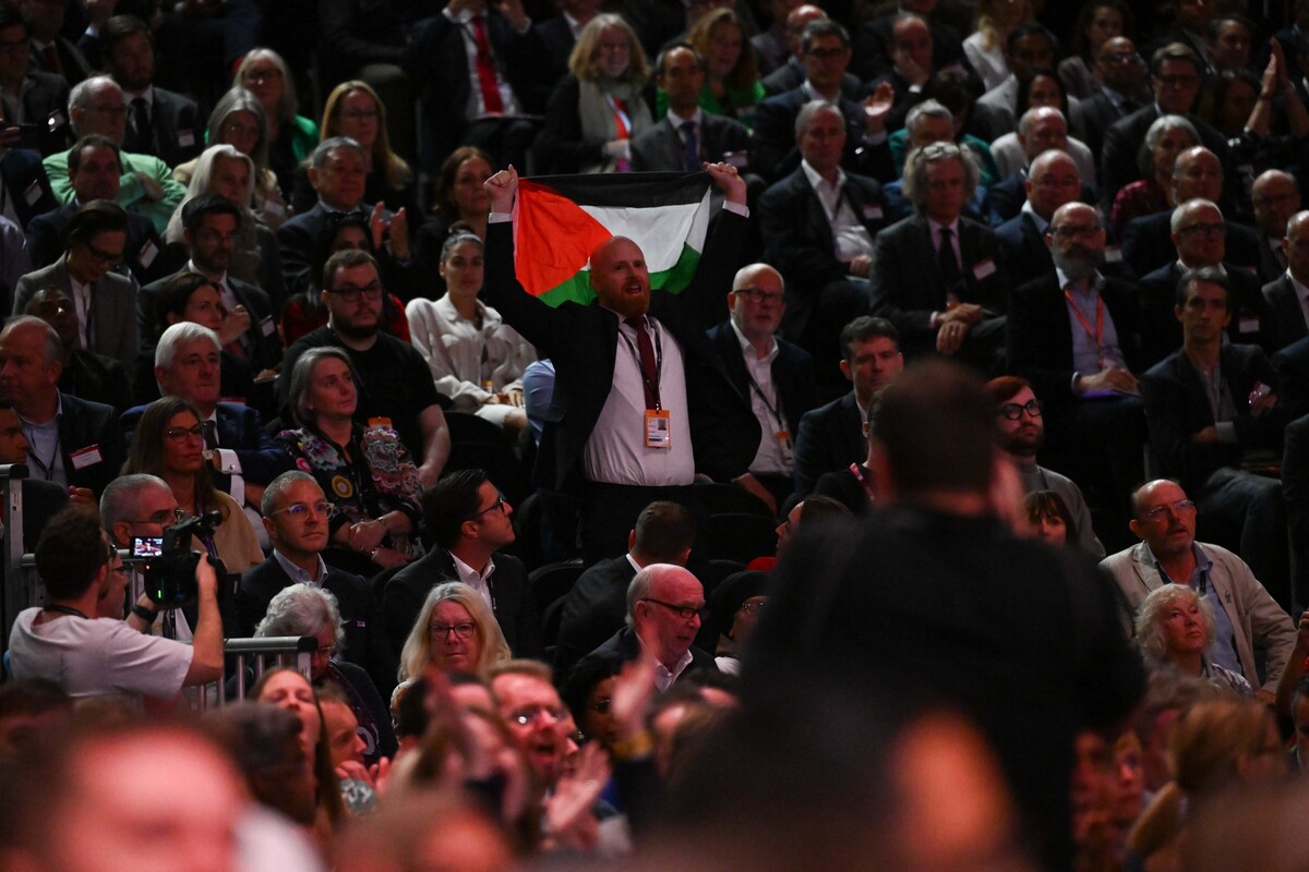 يتفوق المتظاهرين على علم فلسطيني كمستشار في المملكة المتحدة لموارد الخزانة راشيل ريفز يخاطب المندوبين خلال مؤتمر حزب العمل 2025 في مركز مؤتمرات ACC Liverpool في ليفربول ، المملكة المتحدة ، في 29 سبتمبر ، 2025 (Raşid Necati Aslım - ANADOLU)