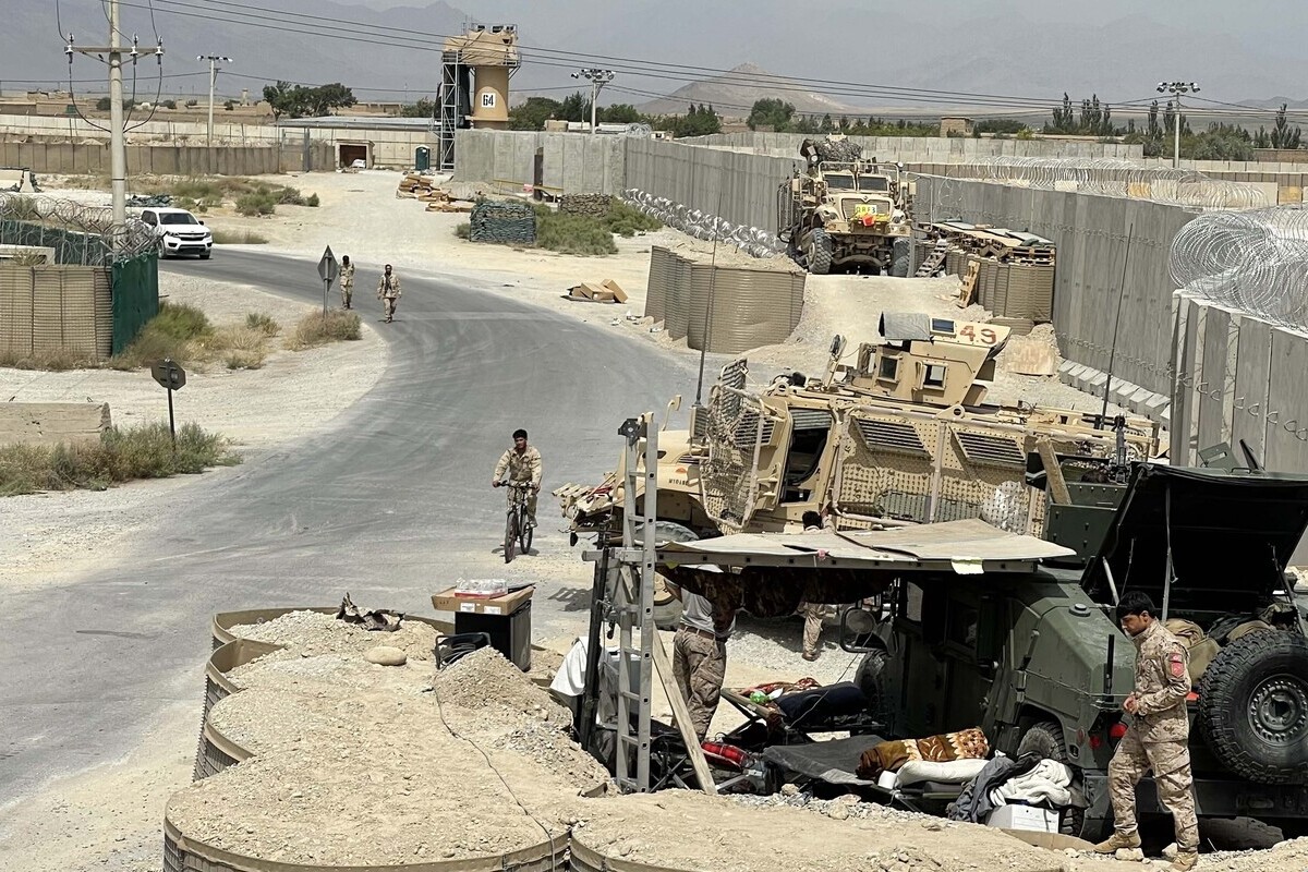 تراقب الجيش الوطني الأفغاني بعد أن غادرت القوات الأمريكية مطار Bagram في شمال كابول ، أفغانستان ، في 5 يوليو 2021.