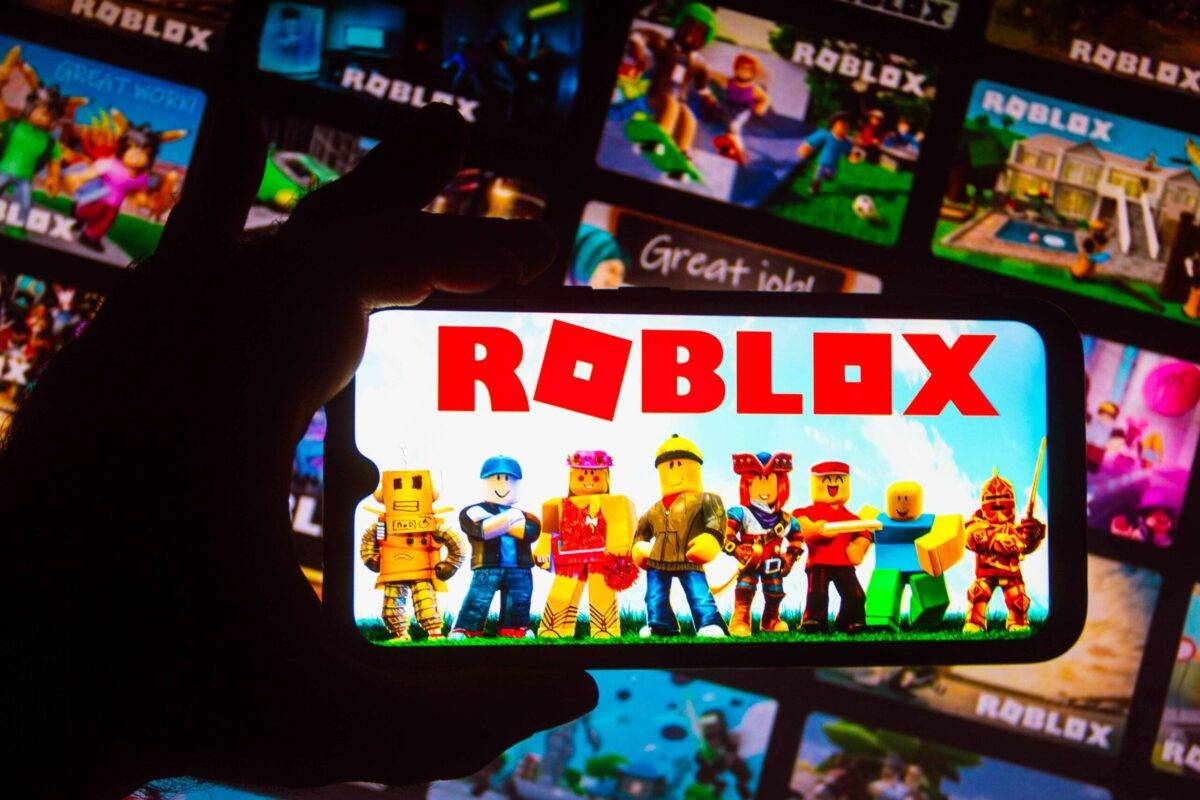 في هذا الصورة ، فإن شعار Roblox الذي شوهد على هاتف ذكي في 06 أكتوبر 2021 (صور Rafael Henrique/Sopa/lightrocket عبر Getty Images)