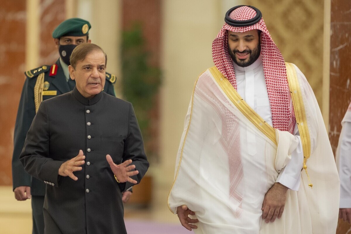 رحب رئيس الوزراء الباكستاني شهباز شريف (L) من قبل ولي العوالي السعودية الأمير محمد بن سلمان خلال زيارته الرسمية في قصر السلام في جدة ، المملكة العربية السعودية في 30 أبريل 2022.