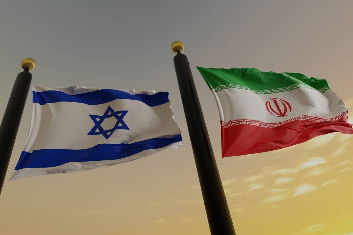 أعلام إسرائيل وإيران. (Getty Images)