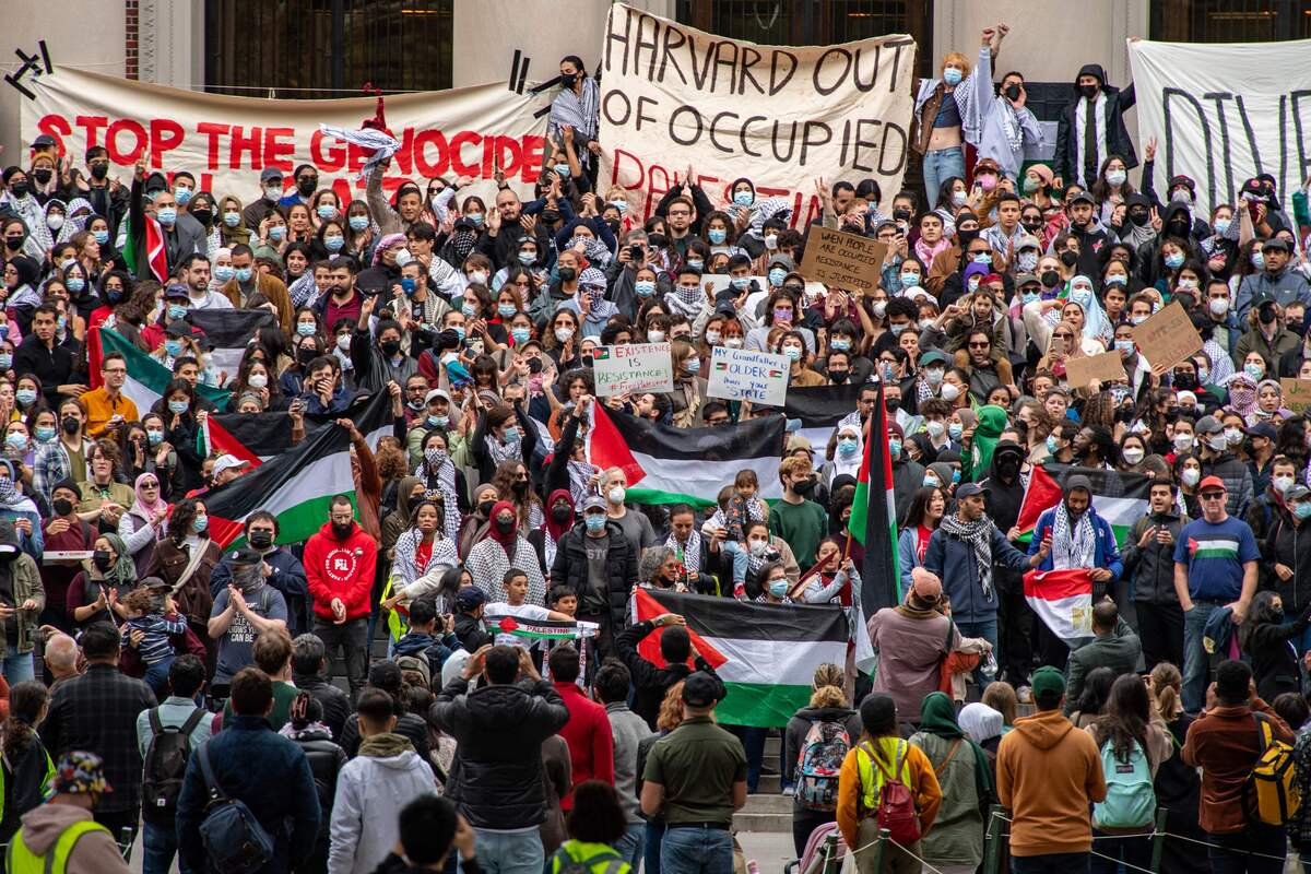 يجتمع مؤيدو فلسطين في جامعة هارفارد لإظهار دعمهم للفلسطينيين في غزة في تجمع في كامبريدج ، ماساتشوستس ، في 14 أكتوبر 2023 (تصوير جوزيف بريزيوسو/أفينيو عبر غتيال)