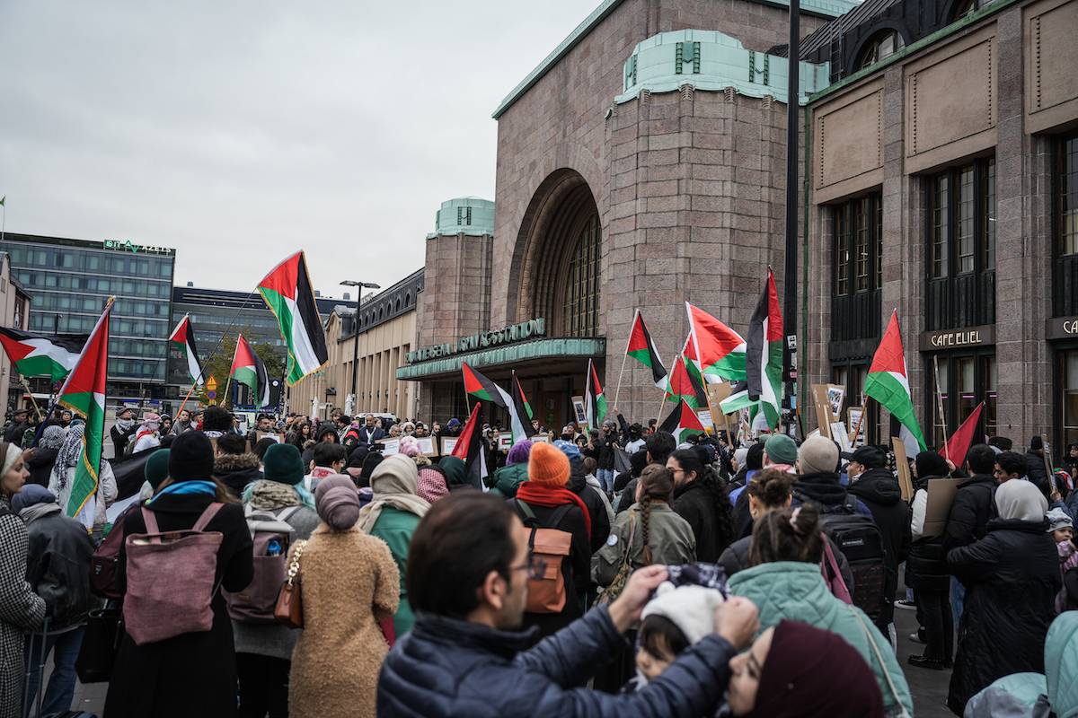 يتجمع الأشخاص الذين يحملون العلم واللافتات الفلسطينية أمام محطة القطار المركزية للاحتجاج على قصف مستشفى الأمس المعمدانيين ، في 18 أكتوبر 2023 ، في هلسنكي ، فنلندا. (أليساندرو رامبازو/anadolu عبر Getty Images)