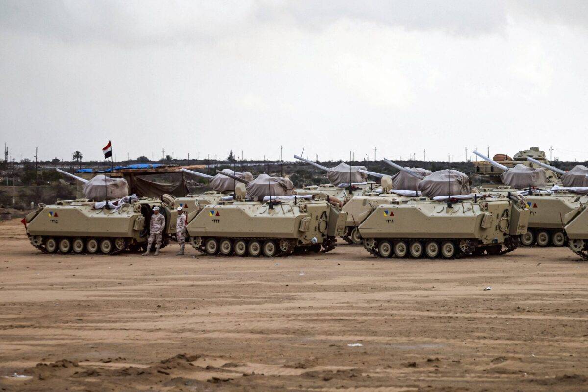 تم نشر الدبابات المصرية بالقرب من معبر رافح في شمال مصر مع غزة في 27 نوفمبر 2023 (خالد ديسوكي/AFP عبر Getty Images)