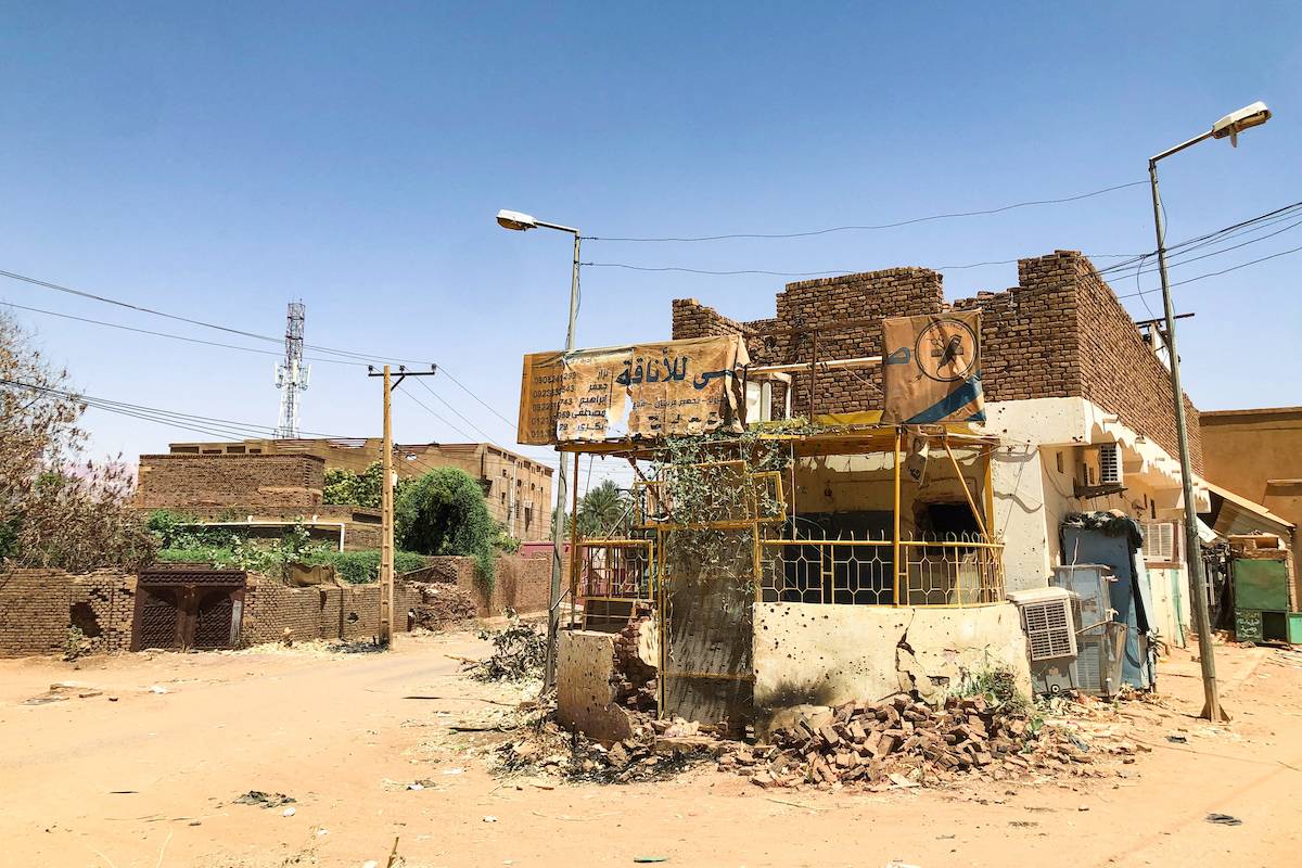 تم تصوير مبنى تالف في جزيرة Tuti السودانية ، مهجورة تقريبًا بعد عامين من الحرب بين الجيش السوداني وقوات الدعم السريع شبه العسكري (RSF) ، في 19 أبريل 2025 (AFP/ Getty Images)