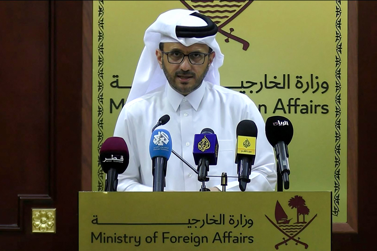 يوضح هذا الإطار من لقطات AFPTV المتحدث باسم وزارة الخارجية القطرية ماجد آلزاري يتحدث خلال مؤتمر صحفي في الدوحة في 17 يونيو 2025. (تصوير جاكلين بيني/AFPTV/AFP عبر Getty Images)