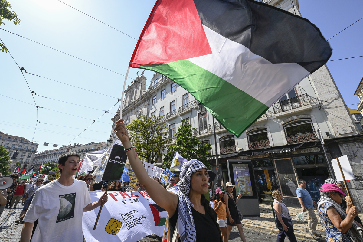 يعرض المشاركون مع الأعلام الفلسطينية وعلامات الاحتجاج خلال أ "السلام في الشرق الأوسط. لا مزيد من الإبادة الجماعية" مظاهرة في لارجو كامو في 05 يوليو 2025 في لشبونة ، البرتغال. (تصوير Horacio Villalobos#Corbis/Getty Images)
