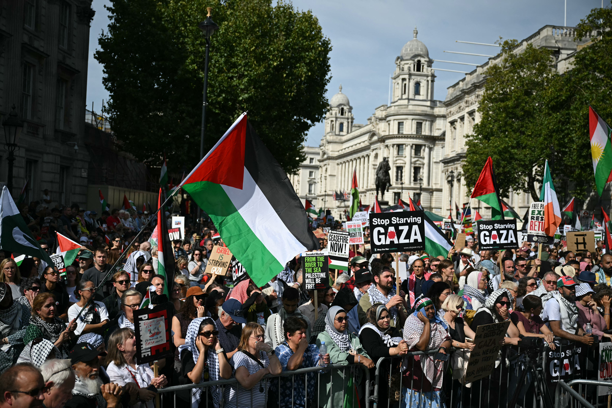 يحمل الناس لافتات وأعلام فلسطينية خلال مسيرة وطنية لفلسطين يدعون إلى حد ما لجميع مبيعات الأسلحة وإنهاء تجويع شعب غزة ، في وسط لندن ، في 6 سبتمبر 2025.