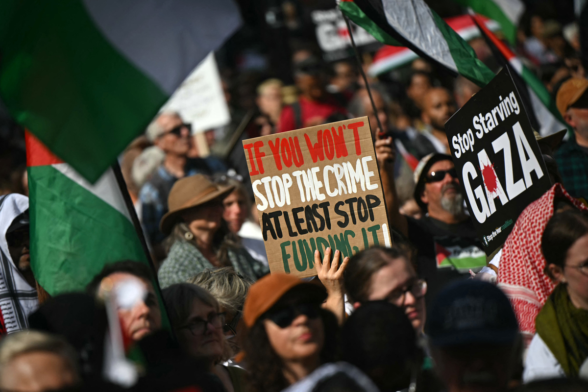 يحمل الناس لافتات وأعلام فلسطينية خلال مسيرة وطنية لفلسطين يدعون إلى حد ما لجميع مبيعات الأسلحة وإنهاء تجويع شعب غزة ، في وسط لندن ، في 6 سبتمبر 2025.