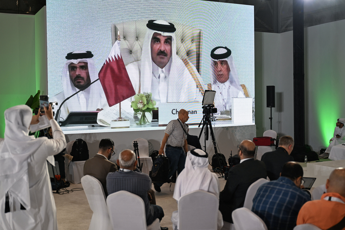 يتبع المراسلون إمير الشيخ تريم بن حمد العذري في المركز الإعلامي ، خلال افتتاح قمة الطوارئ العربية لعام 2025 في الدوحة في 15 سبتمبر 2025.