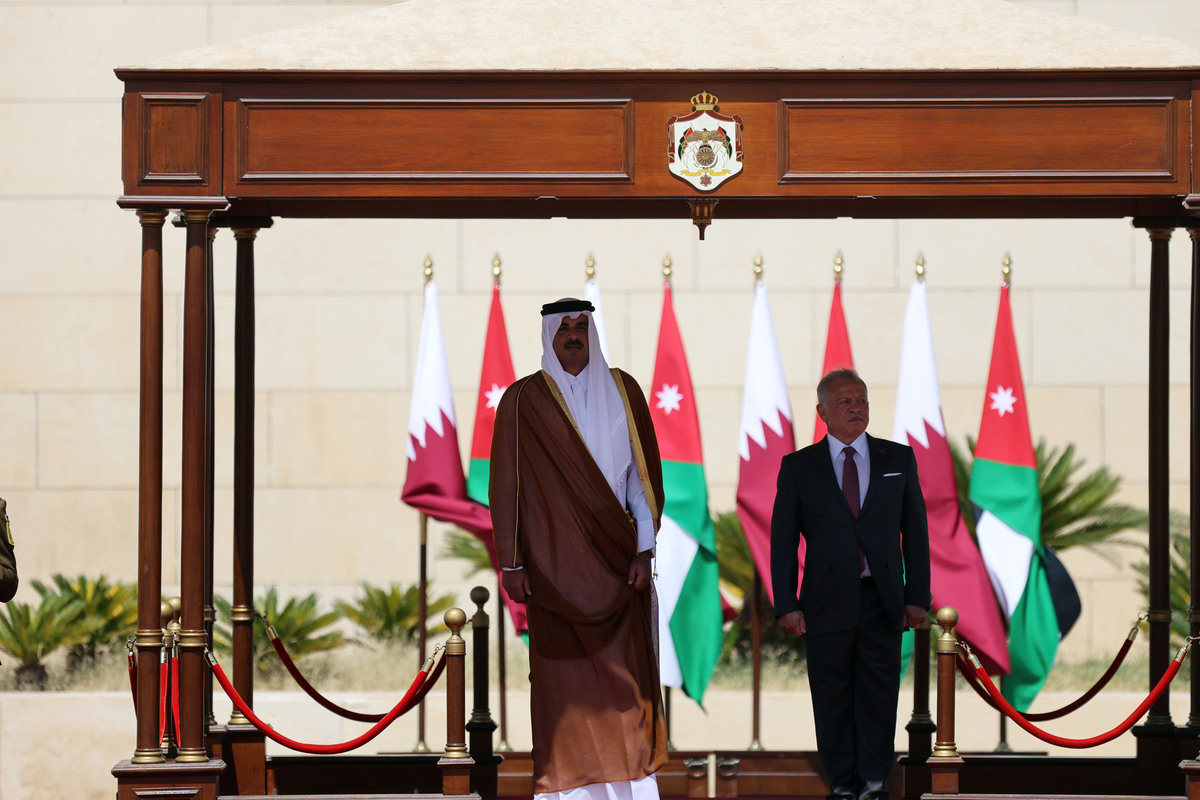 تم الترحيب بميل القطر الشيخ تريم بن حمد آل ثاني (CL) من قبل الملك عبد الله الثاني في مطار ماركا في 17 سبتمبر 2025 في عمان ، الأردن. (تصوير صلاح مالكوي/غيتي إيمايز)