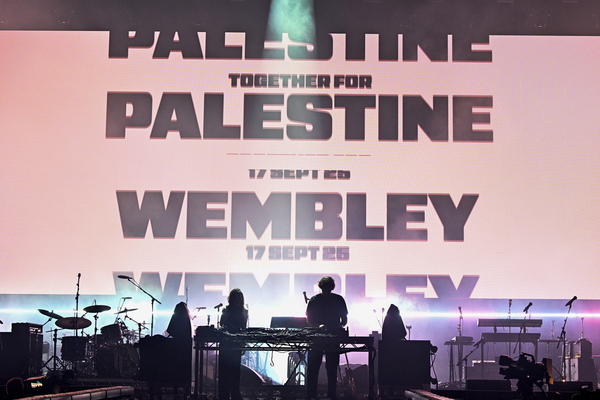 يقوم Sama 'Abdulhadi و Jamie XX بإجراء B2B على خشبة المسرح خلال حفل موسيقي في Wembley Arena في 17 سبتمبر 2025 في لندن ، إنجلترا. (تصوير سمير حسين/سلكية ل ABA)