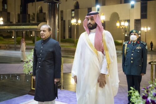 رحب رئيس الوزراء الباكستاني شهاباز شريف (L) من قبل ولي العرب السعودي الأمير محمد بن سلمان خلال زيارته الرسمية في قصر سالام في جدة ، المملكة العربية السعودية في 30 أبريل 2022.
