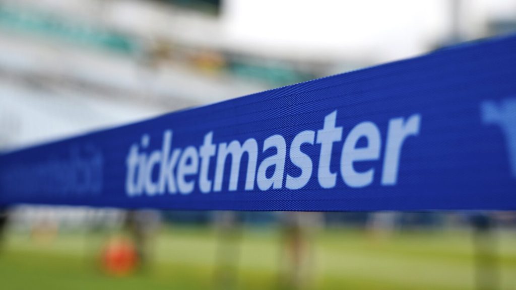 تقوم FTC بمقاضاة Ticketmaster ، قائلة إنها تجبر المشجعين على دفع المزيد مقابل الحفلات الموسيقية والأحداث