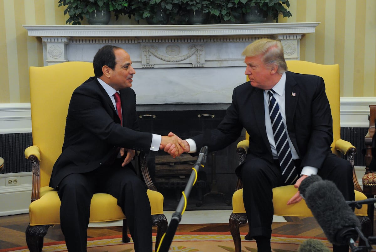 الرئيس الأمريكي دونالد ترامب يلتقي بالرئيس المصري عبد الفتاح السيسي (يسار) في البيت الأبيض في واشنطن، الولايات المتحدة في 3 أبريل 2017 (الرئاسة المصرية / نشرة / وكالة الأناضول)
