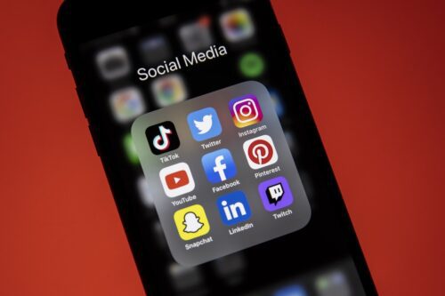 في هذا الصورة ، توضيح شعارات تطبيقات الوسائط الاجتماعية "Tiktok ، Twitter ، Instagram ، YouTube ، Facebook ، Pinterest ، Snapchat ، LinkedIn ، Twitch" يتم عرضها على شاشة الهاتف الذكي في أنقرة ، تركيا في 30 سبتمبر 2021.