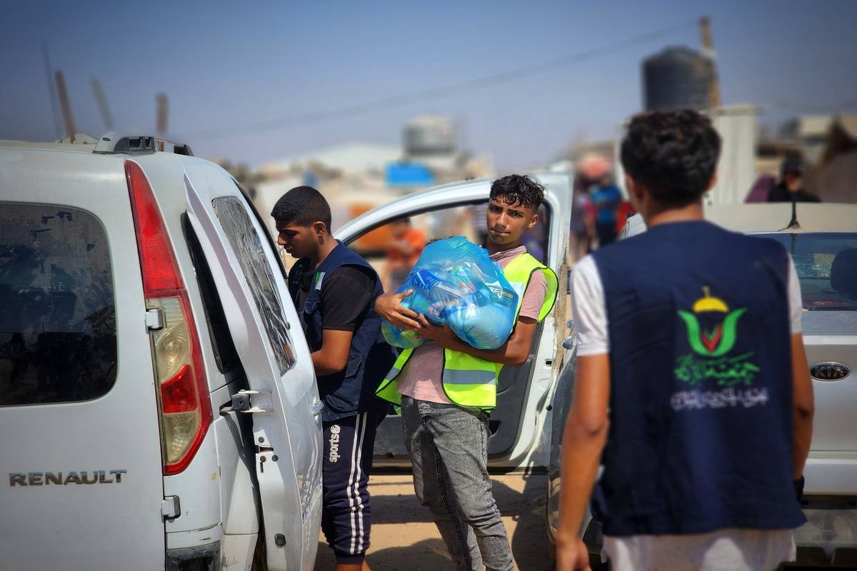 شوهد عمال الإغاثة يوزعون طرود المساعدات على الفلسطينيين وسط هجمات إسرائيلية مستمرة خلال اليوم العالمي الإنساني في خان يونيس ، غزة في 18 أغسطس 2024 (هاني الشاير - وكالة Anadolu)