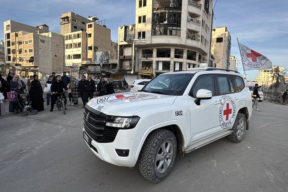 كتائب القسام تسلم 3 رهائن إسرائيليات للصليب الأحمر في السرايا كجزء من المرحلة الأولى من وقف إطلاق النار واتفاق تبادل الأسرى بين إسرائيل وحماس، في مدينة غزة، غزة، 19 يناير، 2025. (Hamza ZH Qraiqea/Anadolu Agency)