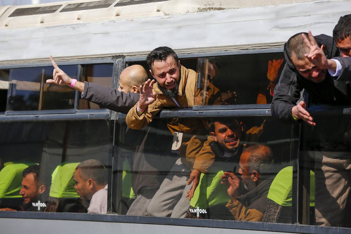 يتم نقل الأسرى الفلسطينيين المحررين، الذين تدهورت حالتهم الصحية، إلى المستشفى الأوروبي بواسطة حافلات تابعة لمنظمة الصليب الأحمر الدولية حيث يتم استقبالهم بحماس بعد إطلاق سراحهم. (أشرف عمرة – وكالة الأناضول)