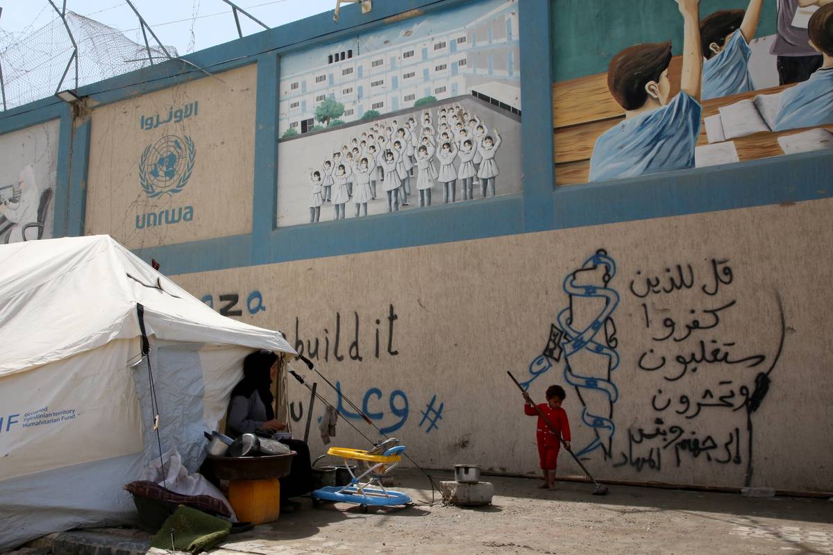أصبحت وكالة الإغاثة والأشغال للأمم المتحدة للاجئين الفلسطينيين في مبنى الشرق الأدنى (الأونروا) ومحيطها ملجأ للعائلات القادمة من الشمال كهجمات إسرائيلية على قطاع غزة في مدينة غزة ، غزة في 25 مارس 2025.