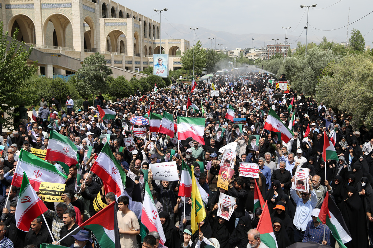 يطالب المتظاهرون ، الذين يحملون الأعلام الإيرانية والفلسطينية وكذلك لافتات حزب الله ، بإنهاء هجمات إسرائيل على غزة ، وتجمعوا بعد صلاة الجمعة في مسجد الإمام الخميني الكبير في طهران ، إيران في 25 يوليو 2025.