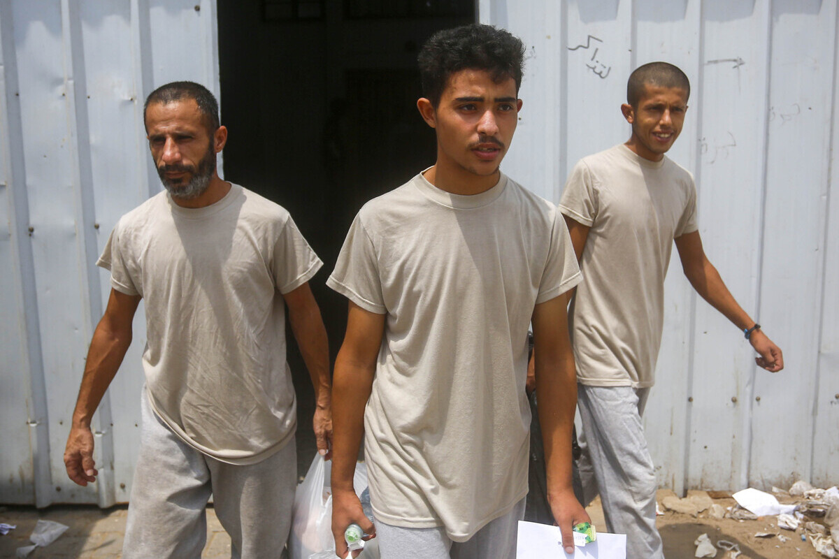 يتم نقل 10 سجناء فلسطينيين من قبل اللجنة الدولية للصليب الأحمر (ICRC) إلى مستشفى الشهداء الأقصى للفحوصات الطبية ، في دير كالاه ، غزة في 12 أغسطس 2025 (محمد ناسار-وكالة أنادوولو)