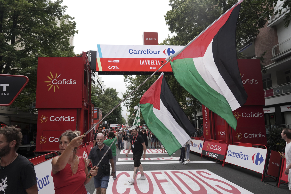 يحتفظ الناس بأعلام فلسطينية حيث تم إيقاف المرحلة الأخيرة من سباق La Vuelta لركوب الدراجات في إسبانيا على بعد 3 كيلومترات فقط (1.86 ميل) من خط النهاية بسبب الاحتجاجات المتعلقة بالإسرائيل ، في بلباو ، إسبانيا في 03 سبتمبر ، 2025 (Aretx Mendieta - ANADOLU)