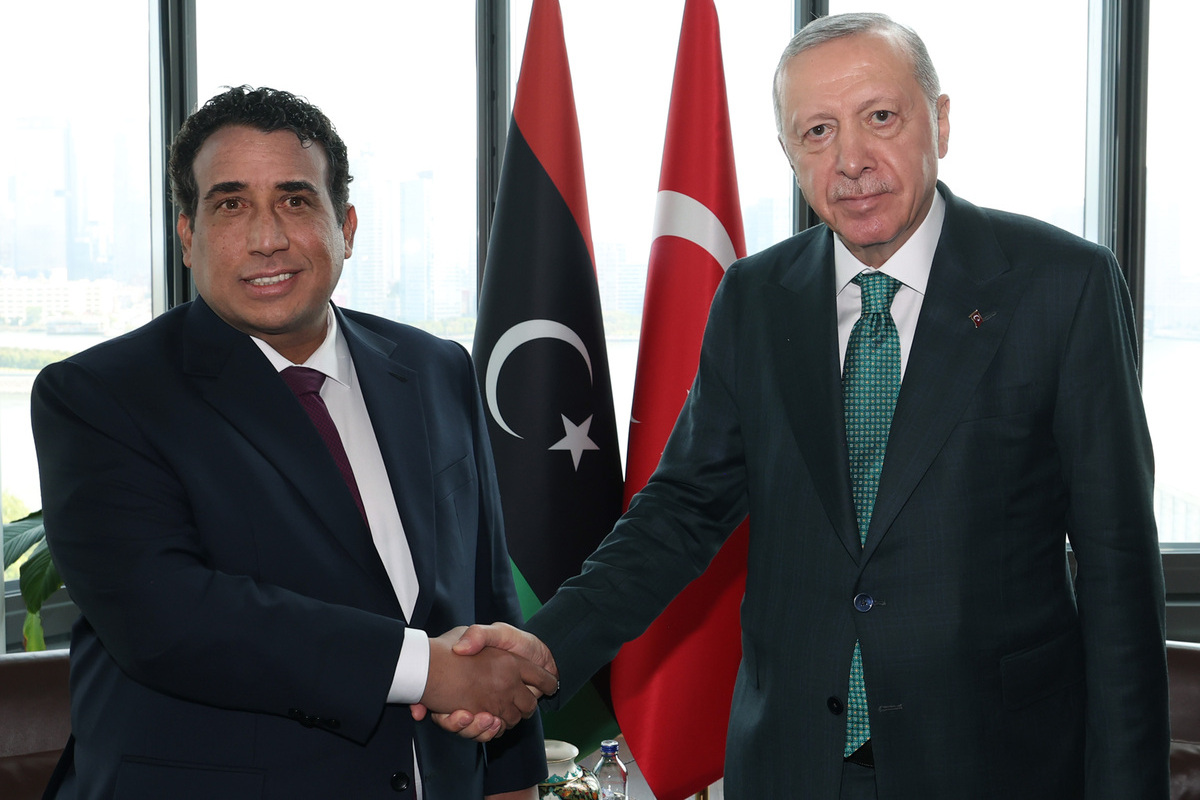 يلتقي الرئيس التركي رجب طيب أردوغان رئيس مجلس الرئاسة الليبي محمد المنفي في تركيفي خلال الجمعية العامة الثمانين من الأمم المتحدة (UNGA) في نيويورك ، الولايات المتحدة الأمريكية في 23 سبتمبر 2025.