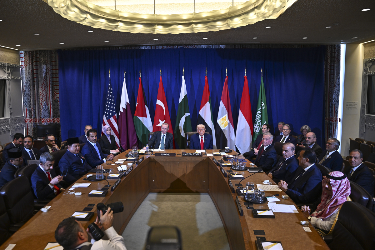 يحضر الرئيس التركي رجب طيب أردوغان (CL) والرئيس الأمريكي دونالد ترامب (CR) اجتماعًا متعدد الأطراف في غزة مع العديد من قادة البلدان الإسلامية خلال الجمعية العامة الثمانين من الأمم المتحدة في مقر الأمم المتحدة في نيويورك ، الولايات المتحدة ، في 23 سبتمبر 2025.