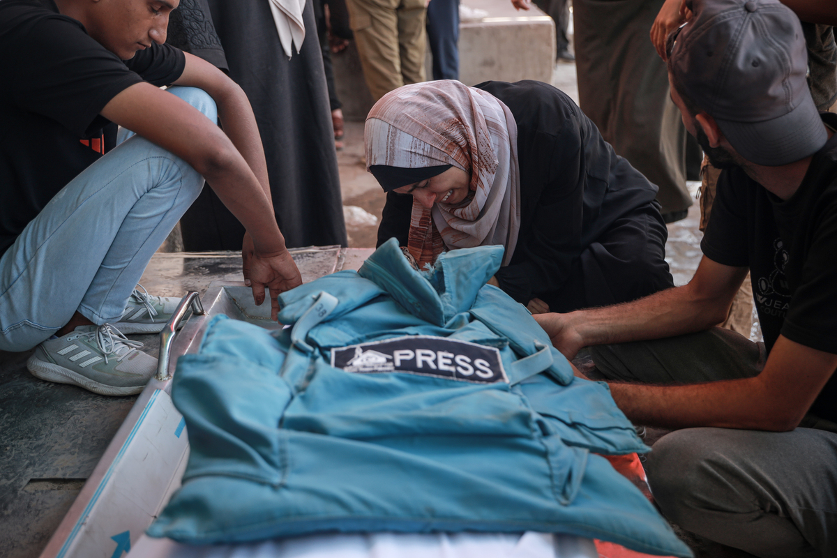 يحزن الأقارب بالقرب من مجموعة من الصحفي الفلسطيني محمد الدايا الذي قُتل في هجوم إسرائيلي على دير البلح ، وسط غزة في 27 سبتمبر 2025 (عبدكيم أبو ريش - وكالة Anadolu)