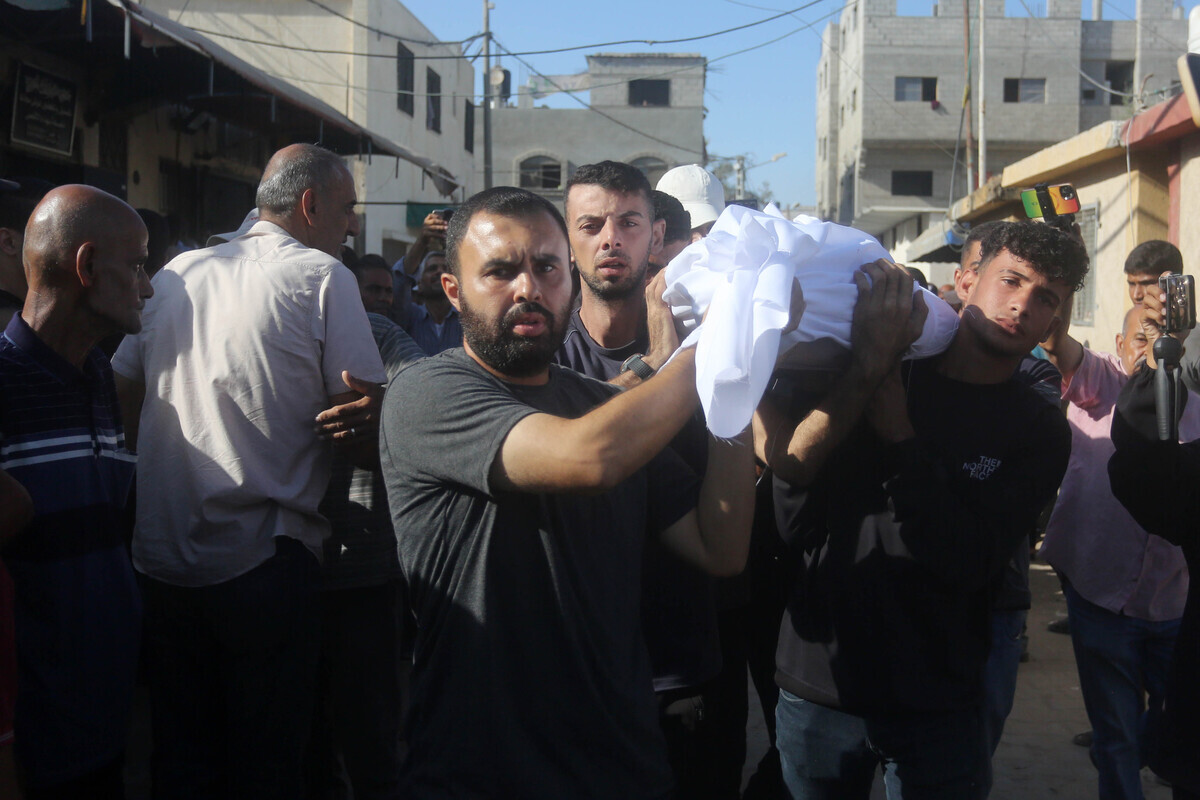 أقارب الفلسطينيين ، الذين ماتوا نتيجة لهجوم الجيش الإسرائيلي على مدينة دير الراهب في قطاع غزة الوسطى ، حدادا كما تم إحضار موت إلى مستشفى الشهود الأقصى لدفنه في ديرة البلا ، غزة في 01 أكتوبر 2025.