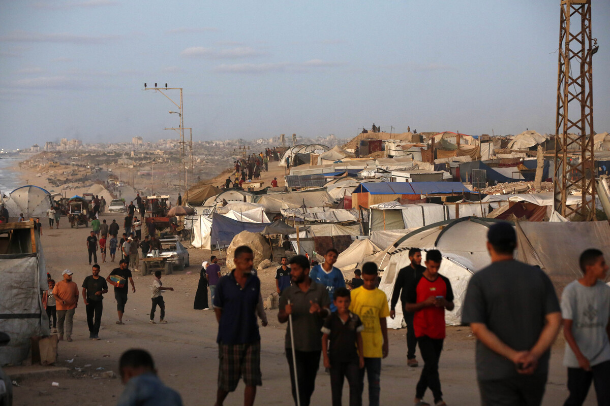 الفلسطينيون ، الذين يحملون ما يمكنهم الممتلكات ، يتحركون نحو وسط غزة على طول شارع الرشيد ، ويسافرون بواسطة المركبات ، والعربات التي تجرها الخيول ، وعلى الأقدام في مدينة غزة ، غزة في 1 أكتوبر 2025.