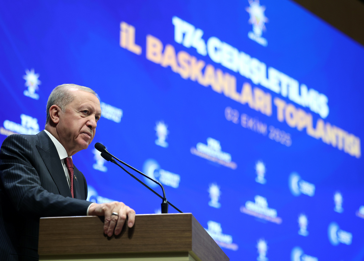يرتكب الرئيس التركي وزعيم حزب العدالة والتنمية (AK) حزب Tayyip Erdogan خطابًا وهو يحضر اجتماع حزبه الممتد لرؤساء المقاطعات في مقر حزب AK في أنقرة ، Turkiye في 02 أكتوبر ، 2025.