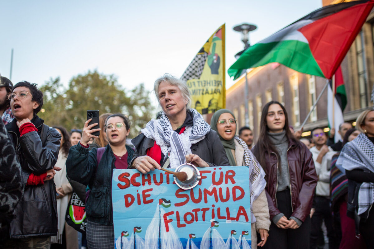 يشارك المتظاهرون المؤيدون للفلسطين في احتجاج لدعم سلولا سومود العالمي بعد الهجمات الإسرائيلية عليها والمطالبة بإطلاق سراح أعضائها الذي تحتفظ به إسرائيل في 02 أكتوبر 2025 في دوسلدورف ، ألمانيا. (Hesham Elsherif - Anadolu Agency)
