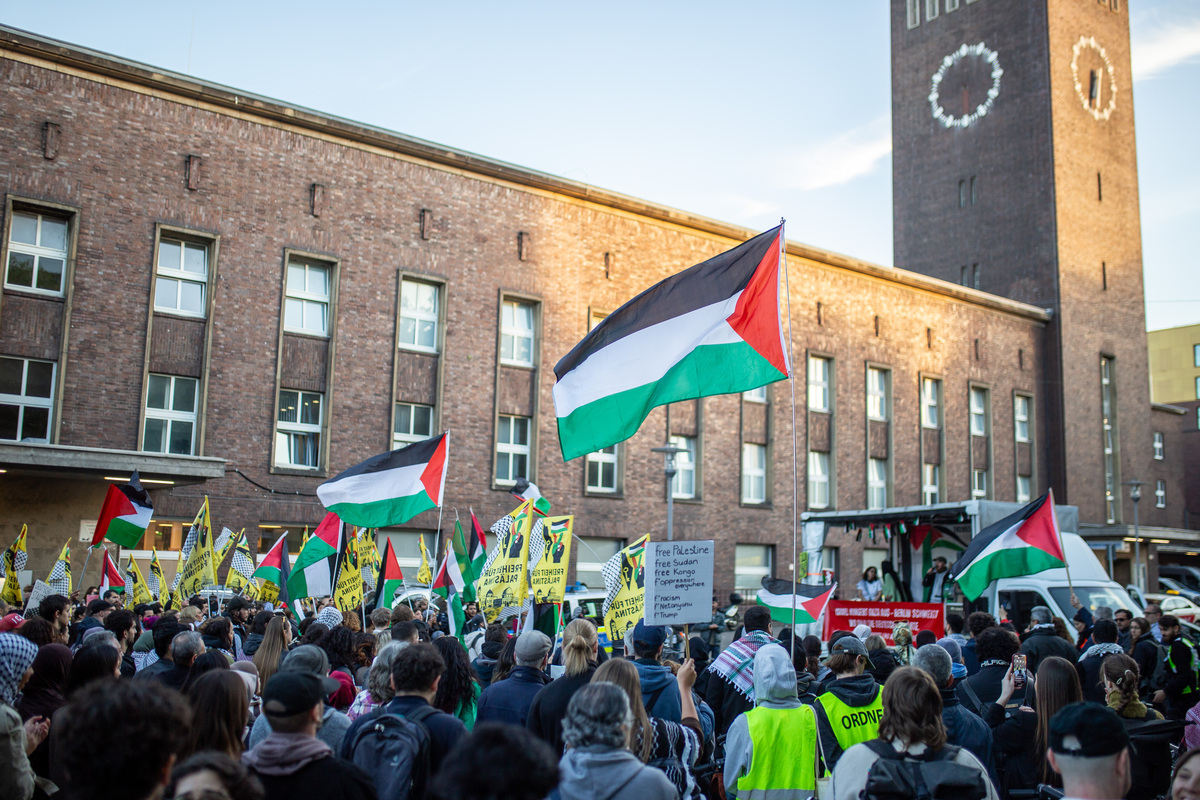 يشارك المتظاهرون المؤيدون للفلسطين في احتجاج لدعم سلولا سومود العالمي بعد الهجمات الإسرائيلية عليها والمطالبة بإطلاق سراح أعضائها الذي تحتفظ به إسرائيل في 02 أكتوبر 2025 في دوسلدورف ، ألمانيا. (Hesham Elsherif - Anadolu Agency)