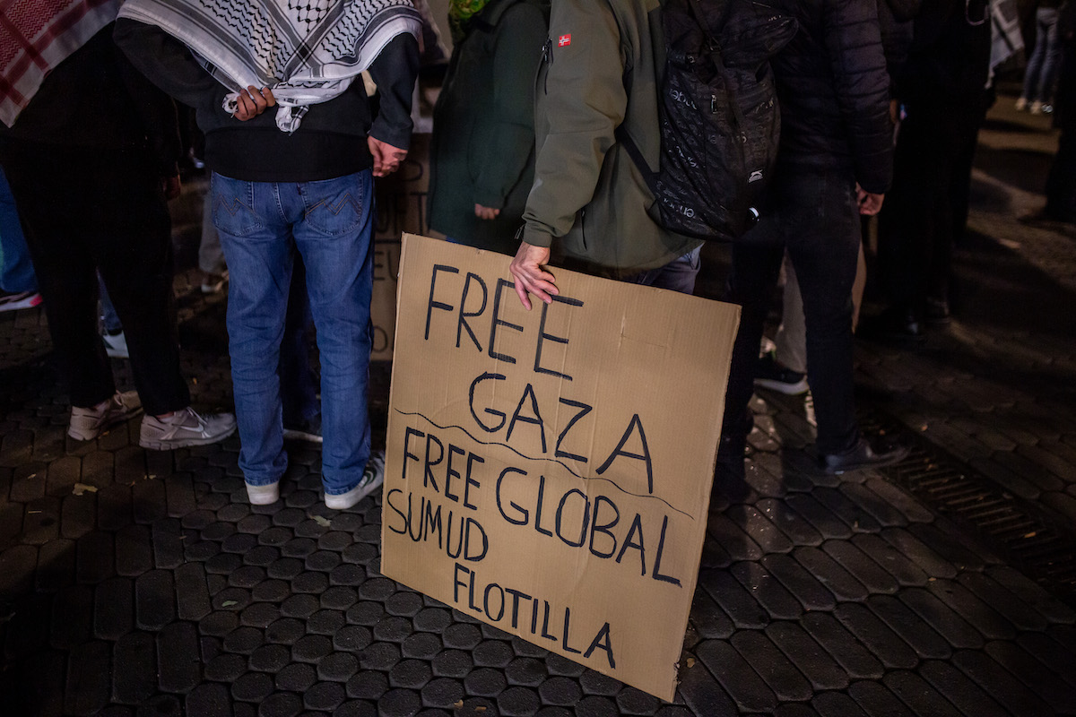 يشارك المتظاهرون المؤيدون للفلسطين في احتجاج لدعم سلولا سومود العالمي بعد الهجمات الإسرائيلية عليها والمطالبة بإطلاق سراح أعضائها الذي تحتفظ به إسرائيل في 02 أكتوبر 2025 في دوسلدورف ، ألمانيا. (Hesham Elsherif - Anadolu Agency)