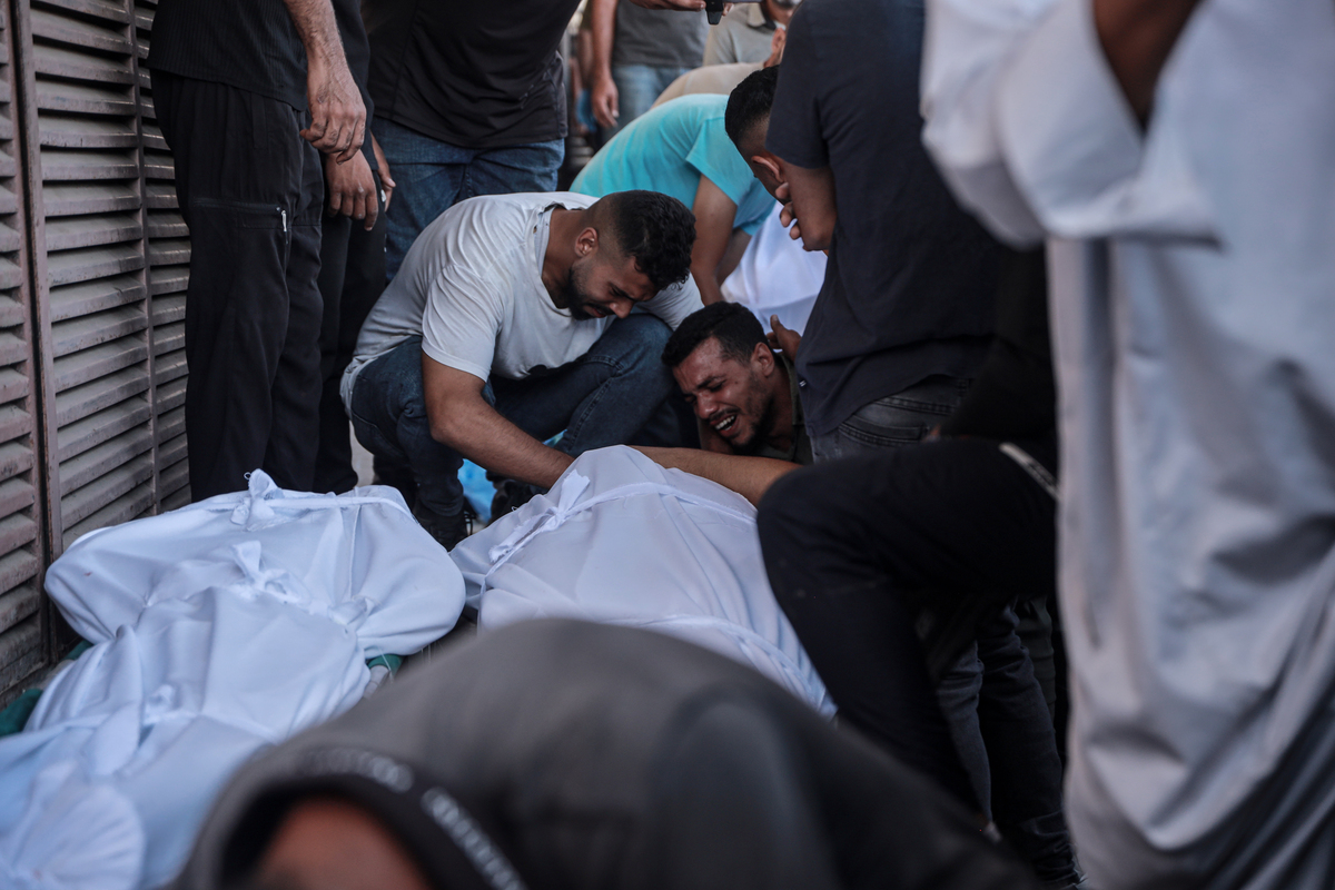 حفر أقارب المتوفى خسارتهم خلال حفل الجنازة في مستشفى القاعدة شهداء حيث قُتل سبعة فلسطينيين على الأقل وجرح العديد من الآخرين في هجوم إسرائيلي في معسكر اللاجئين اللاجئين ، في وكالة دير البلا ، غزة في 4 أكتوبر 2025.
