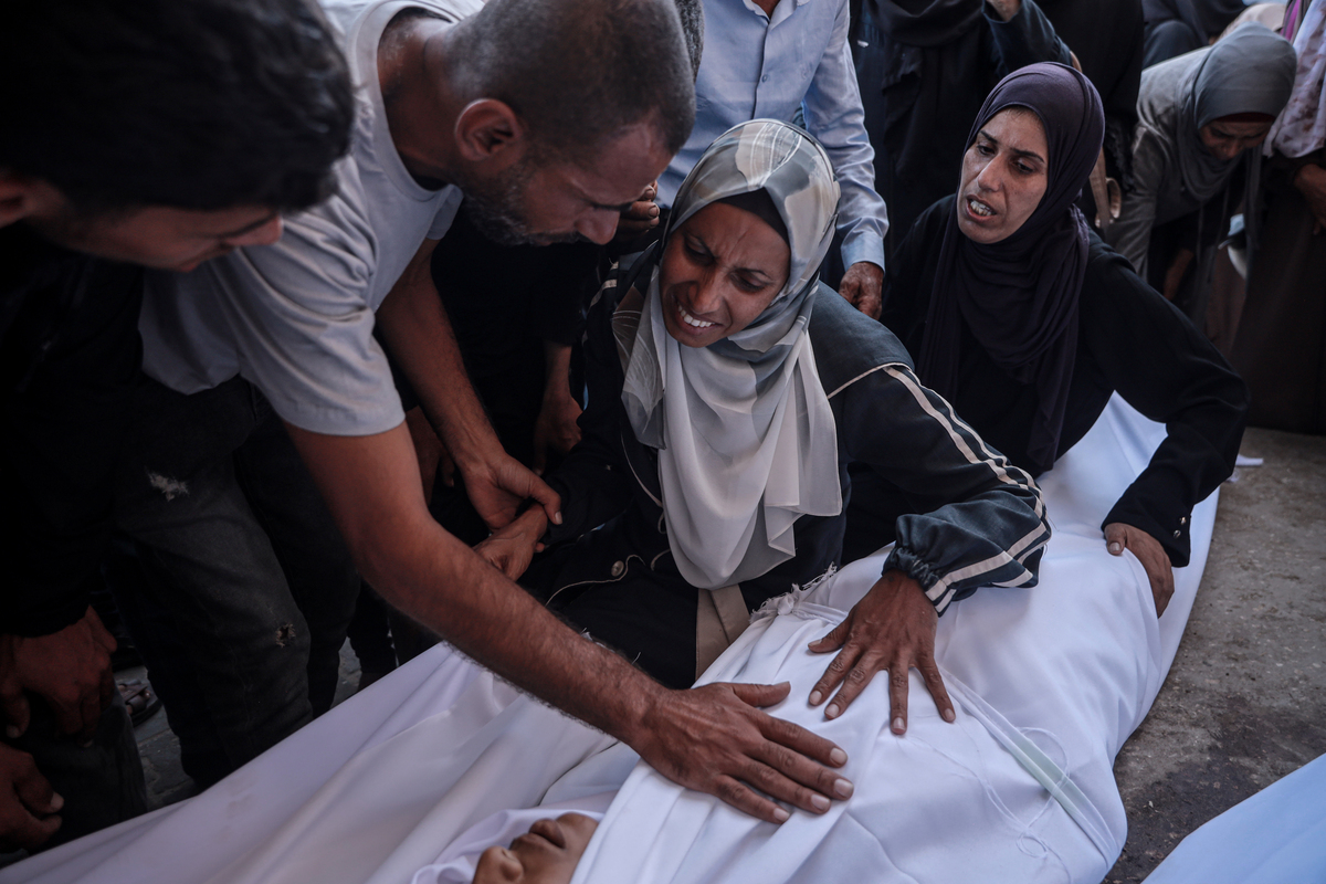 حفر أقارب المتوفى خسارتهم خلال حفل الجنازة في مستشفى القاعدة شهداء حيث قُتل سبعة فلسطينيين على الأقل وجرح العديد من الآخرين في هجوم إسرائيلي في معسكر اللاجئين اللاجئين ، في وكالة دير البلا ، غزة في 4 أكتوبر 2025.