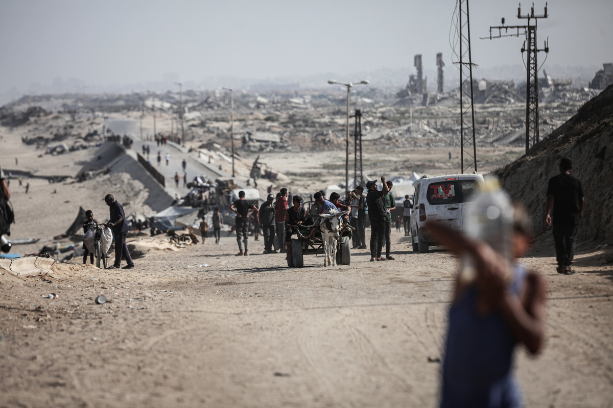 انطلق بعض الفلسطينيين سيراً على الأقدام مع أي ممتلكات يمكنهم تحملها في 04 أكتوبر 2025 في مدينة غزة ، غزة. (Moiz Salhi - Anadolu Agency)