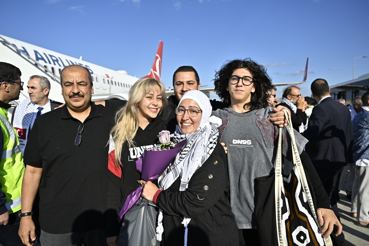 يتم الترحيب بالناشطين من سومود سومود بوتلا ، الذين احتجزوا من قبل إسرائيل في المياه الدولية ، بعد وصولهم إلى مطار إسطنبول مع طائرة شركات طيران تركية في إسطنبول ، تركي في 4 أكتوبر 2025.