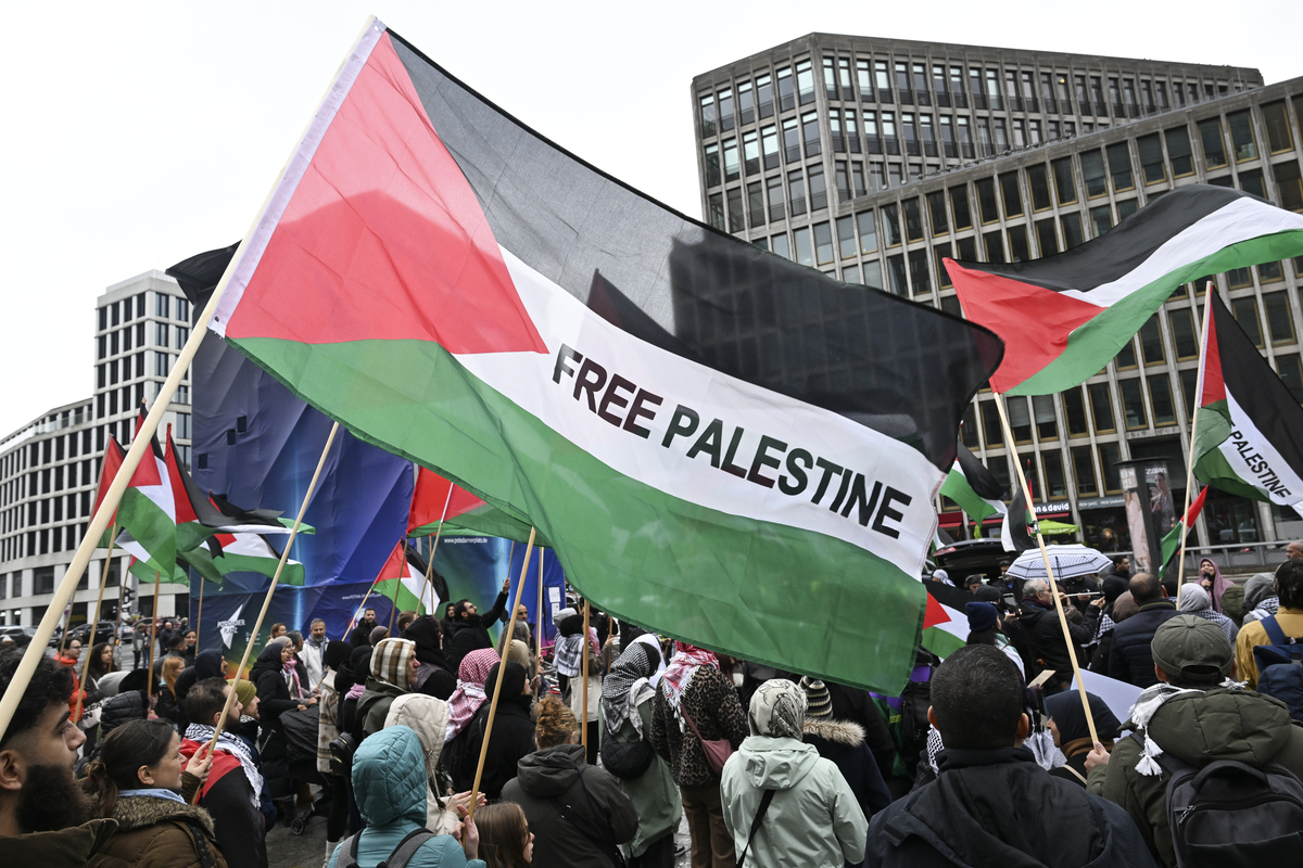 متظاهرون مؤيدون للفلسطينيين يتجمعون في ساحة بوتسدام بلاتز في برلين، ألمانيا، لإظهار التضامن مع غزة وأسطول الصمود العالمي في 04 أكتوبر 2025. (خليل ساغيركايا – وكالة الأناضول)