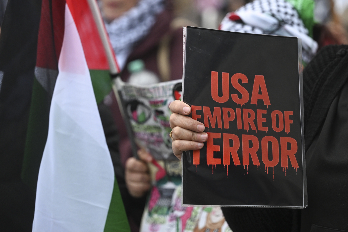 يجتمع المتظاهرون المؤيدون للفلسطينيين في ميدان Potsdamer Platz في برلين ، ألمانيا ، لإظهار التضامن مع غزة وسومود سومود في 04 أكتوبر 2025. (هاليل سايركايا - وكالة Anadolu)